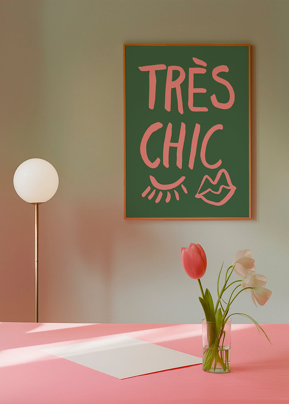 Illustration Très Chic rosa på grön bakgrund