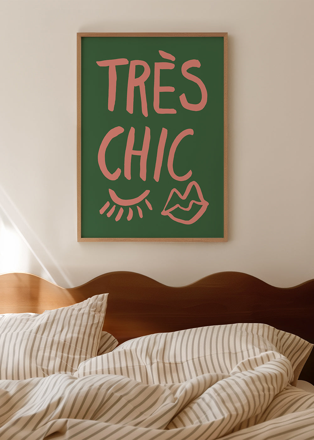 Illustration Très Chic rosa på grön bakgrund