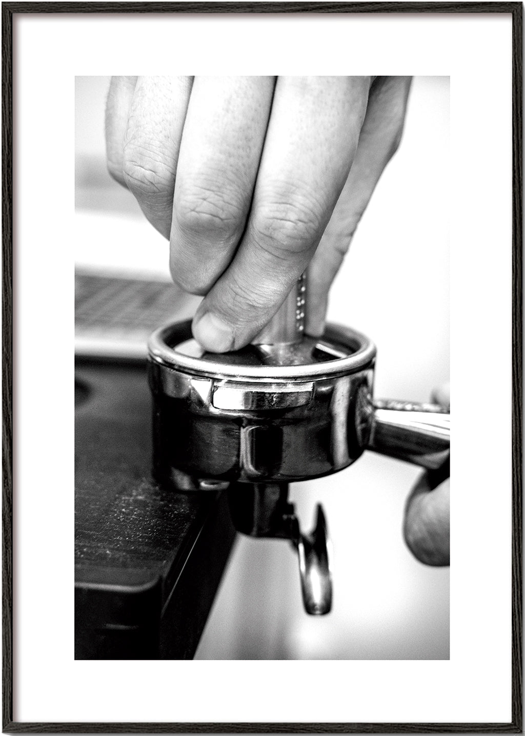 Kökskonst: händer som tampar espresso på nära håll