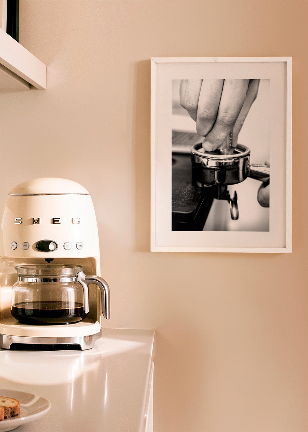 Kökskonst: händer som tampar espresso på nära håll