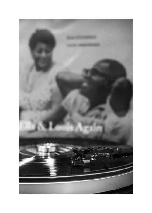 Vintage print: vinyl och skivspelare i närbild