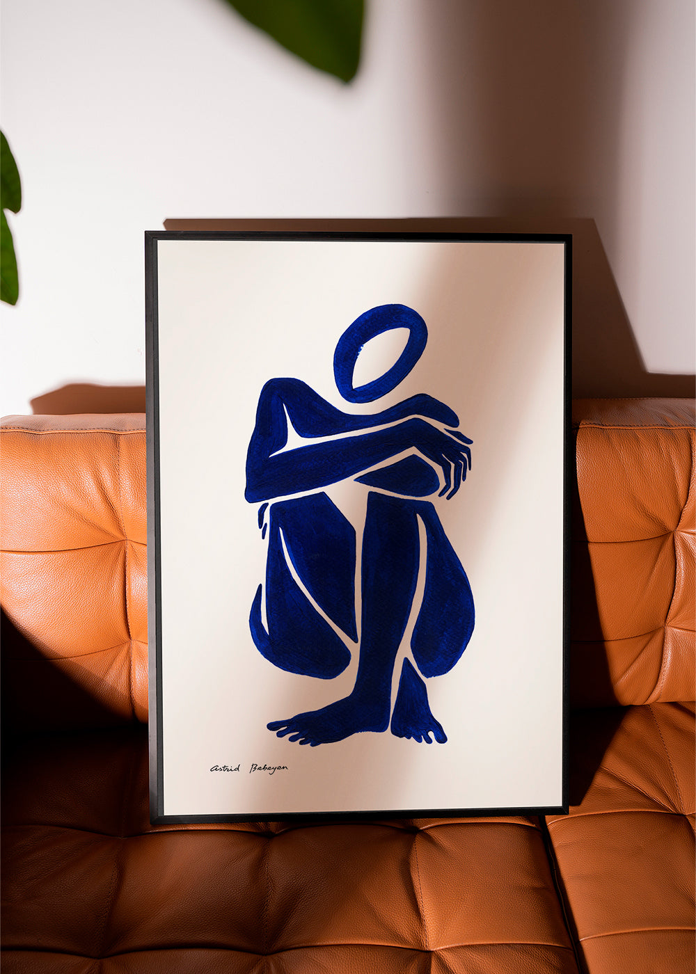 Abstrakt konst med sittande blå figur