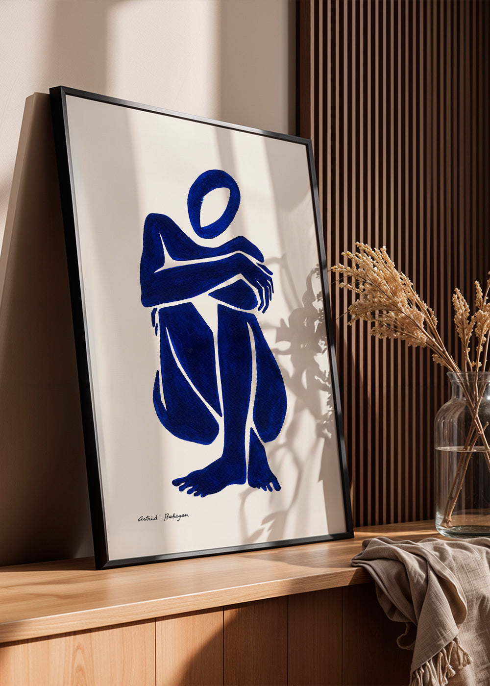 Abstrakt konst med sittande blå figur