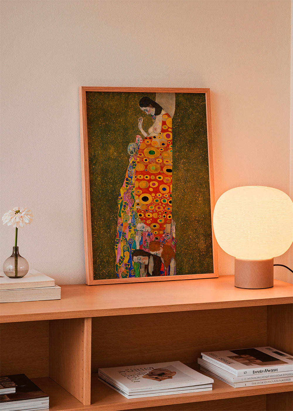 Abstrakt konstverk med gyllene figur och cirkulära motiv