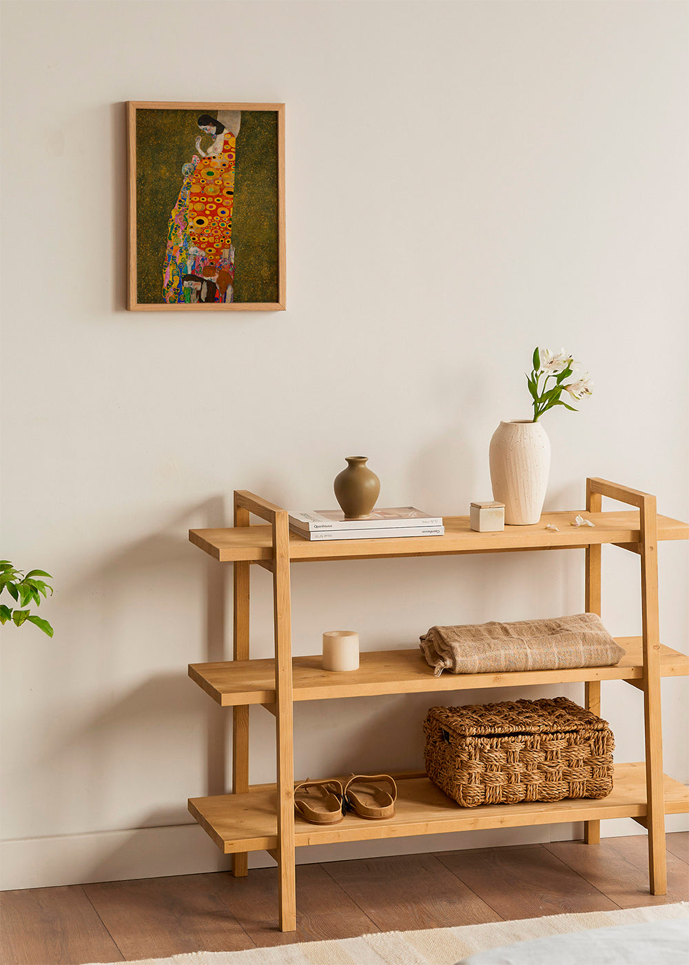 Abstrakt konstverk med gyllene figur och cirkulära motiv