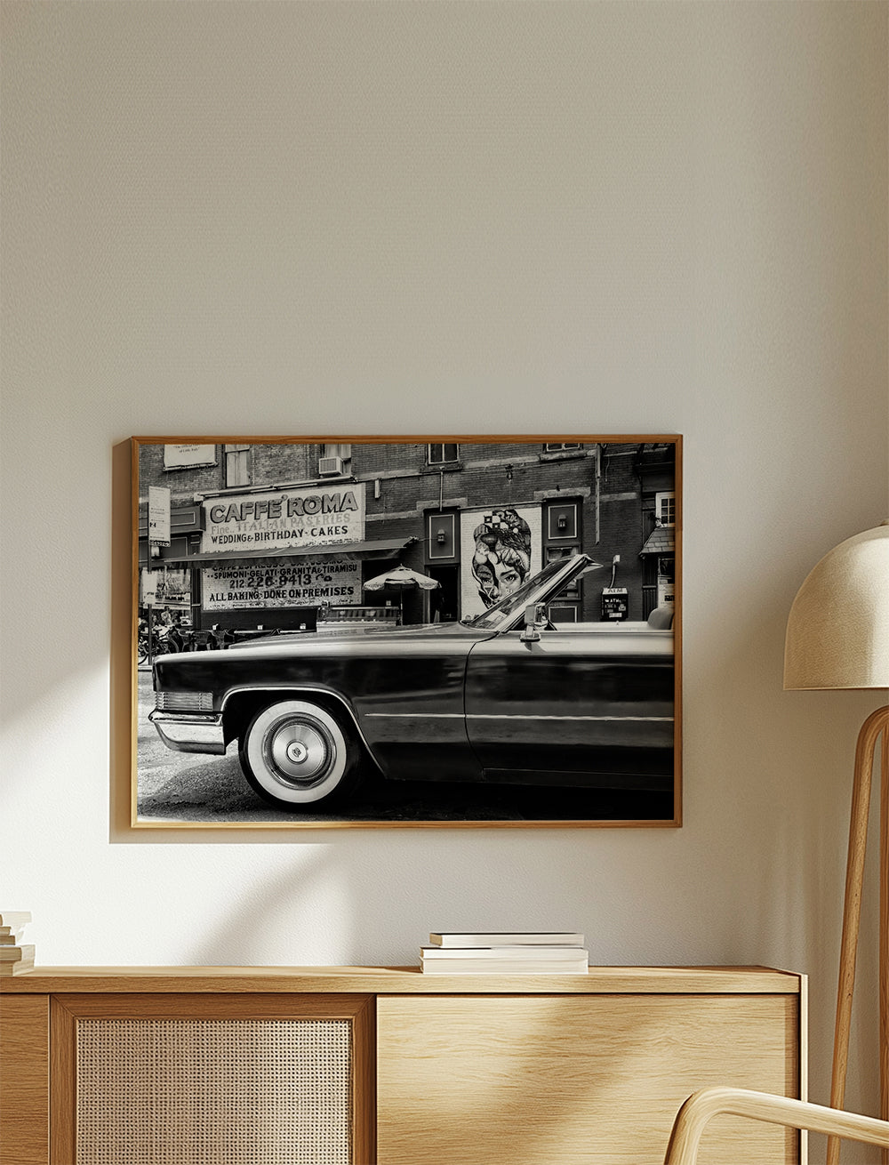 Fotografi av klassisk bil och stads-mural