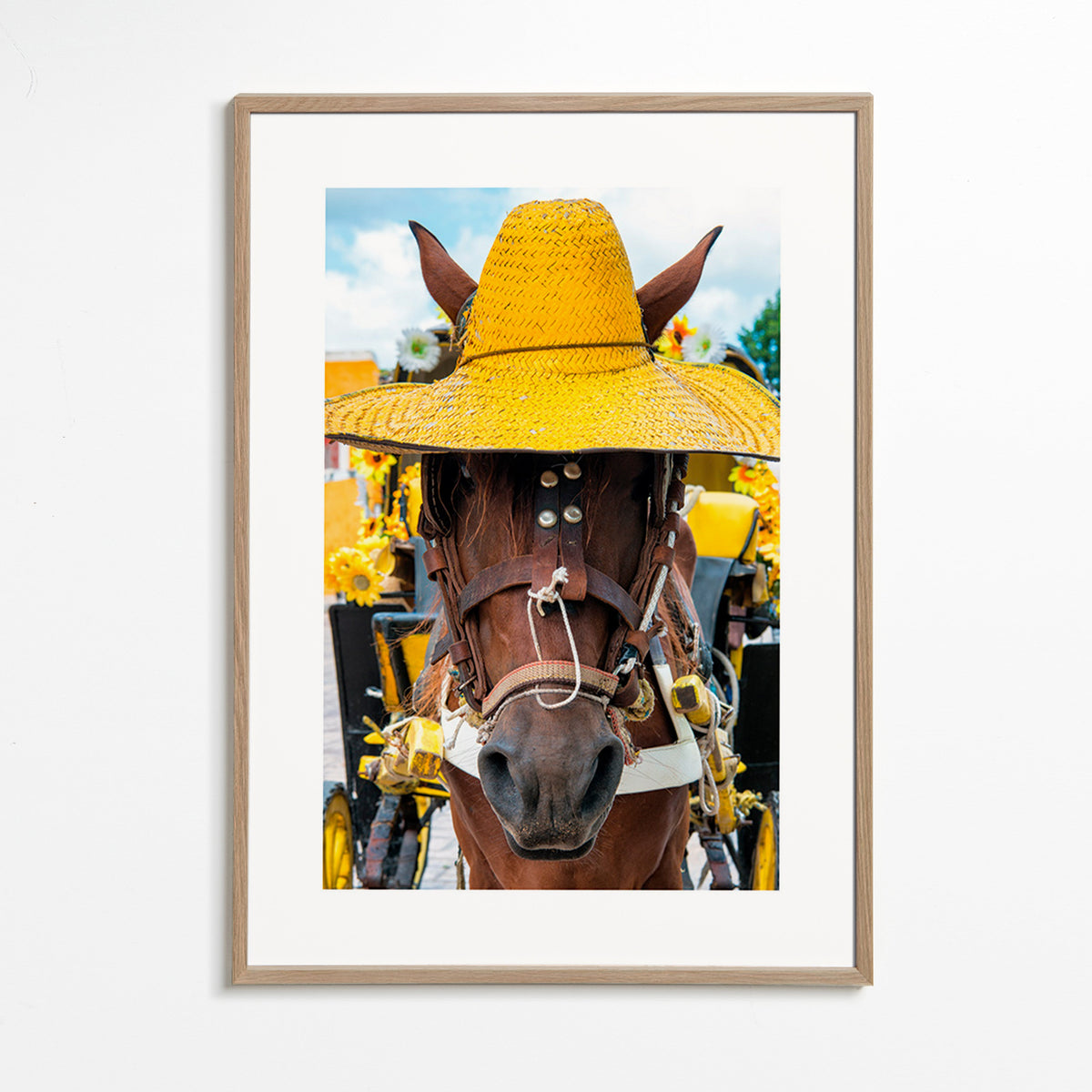 Häst med gul hatt – Oak Frame