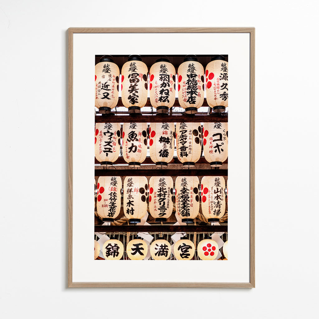 Fotografi av japanska lyktor på rad – Oak Frame