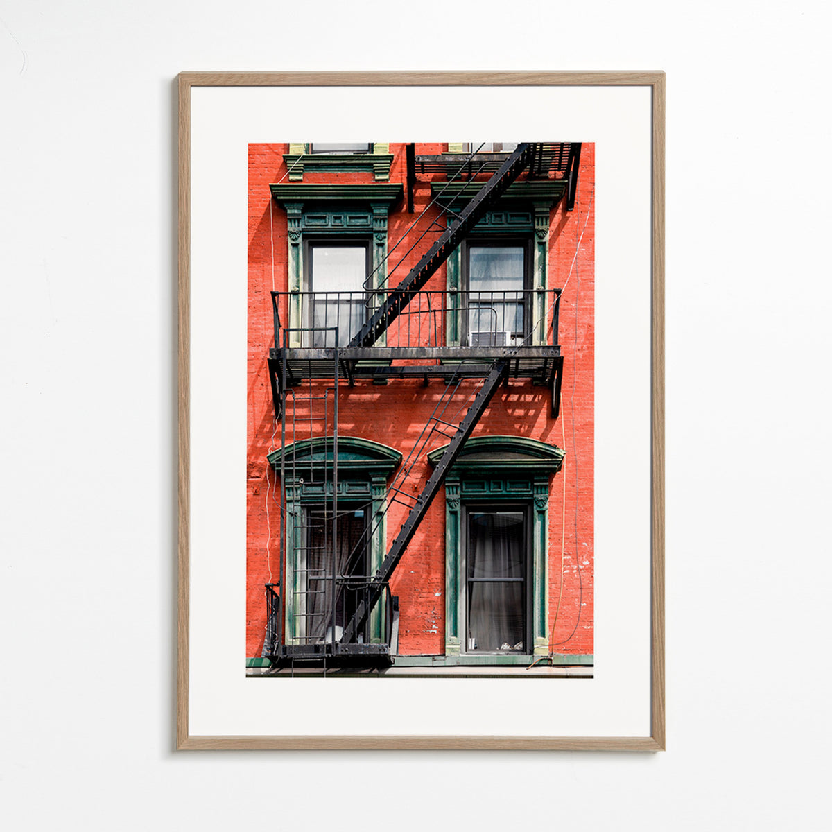 Stadstavla: NY-fasad med brandstege – Oak Frame