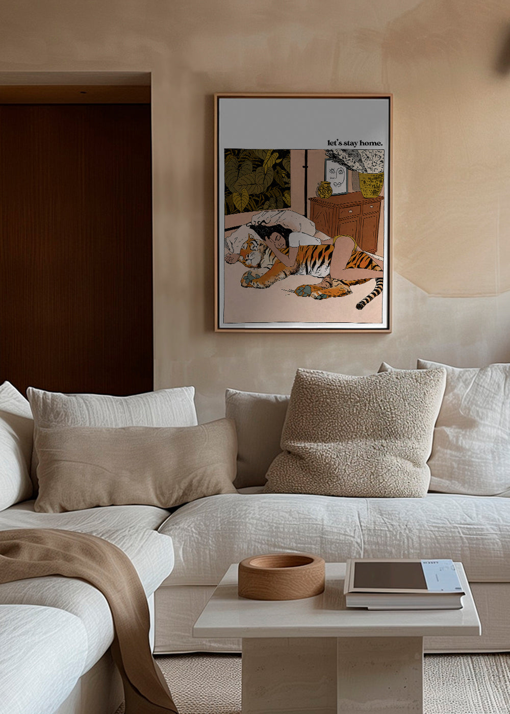 Illustration: kvinna som kramar en tiger hemma