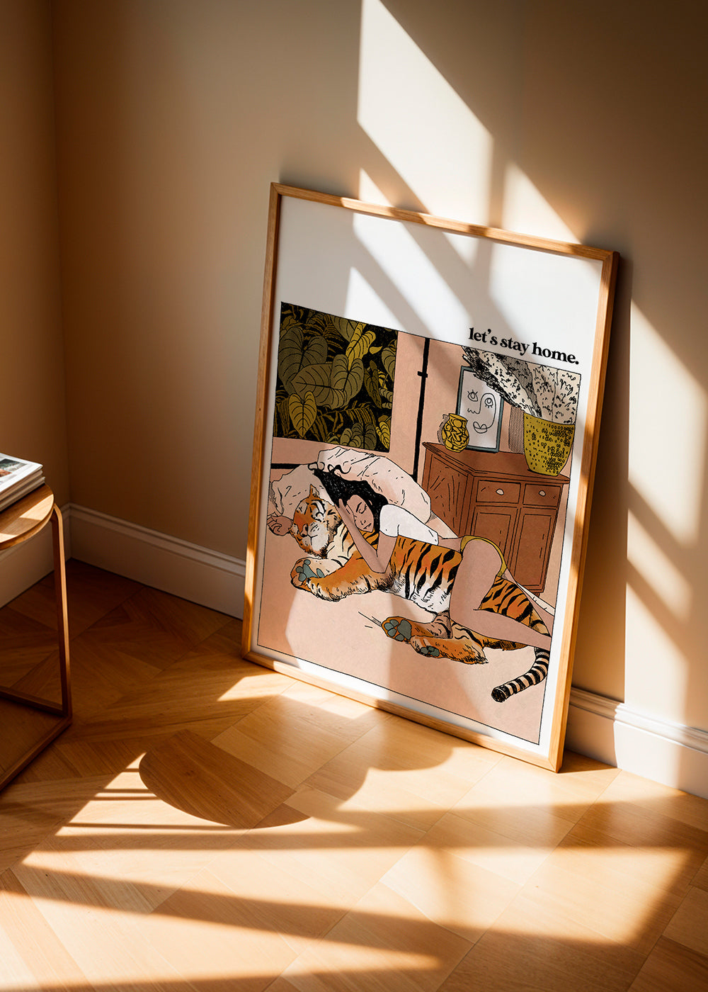 Illustration: kvinna som kramar en tiger hemma