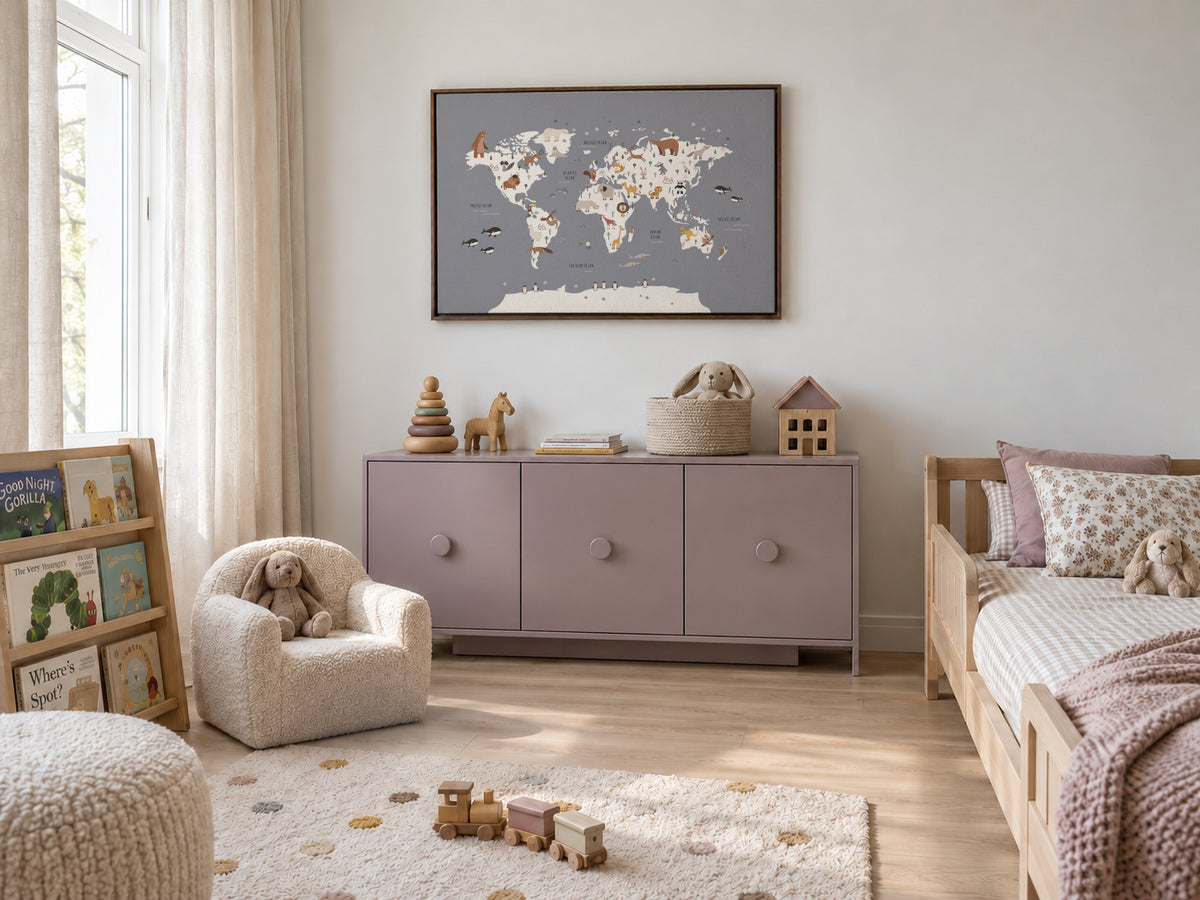 Mapa con animales azul cobalto - Framed canvas in an interior
