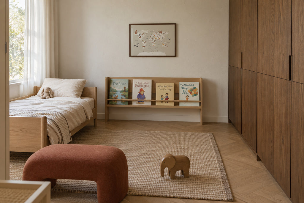 Mapa con animales beige - Framed poster in an interior