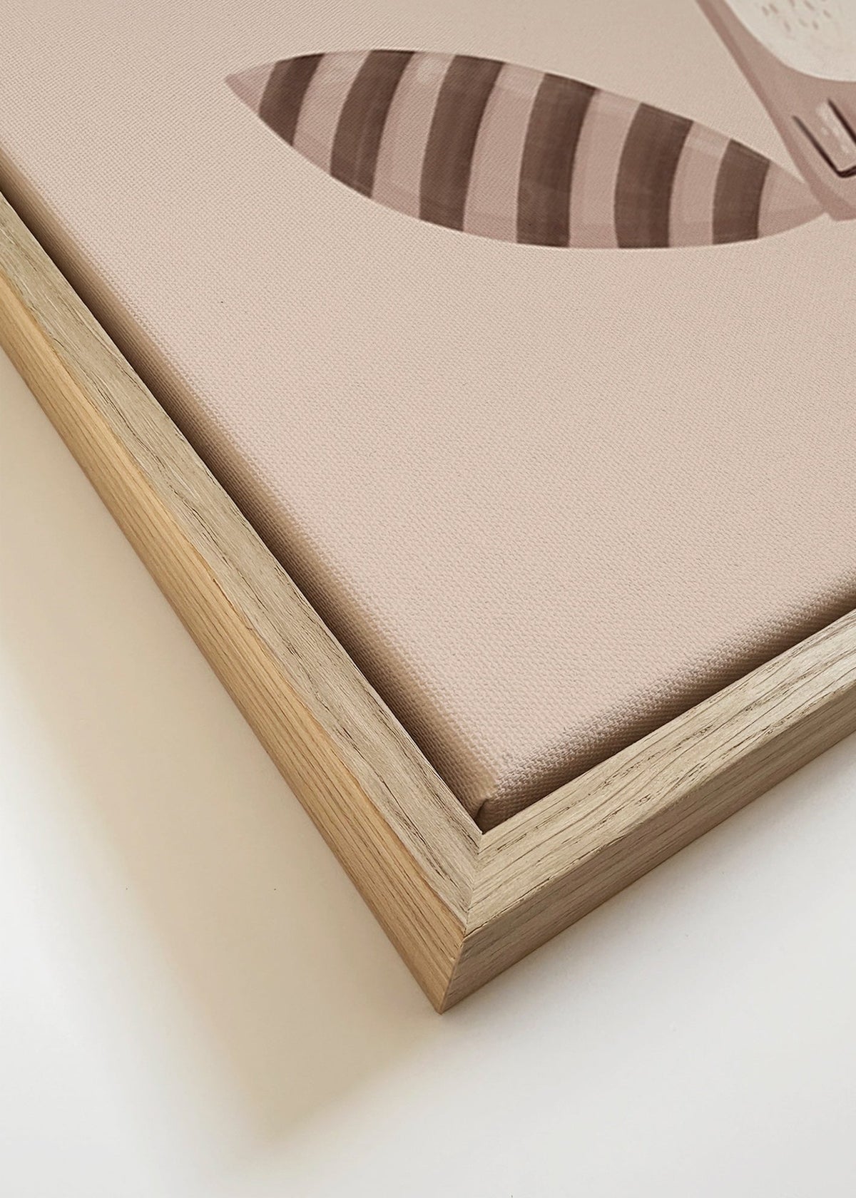 Barnposter: leende tvättbjörn på beige bakgrund