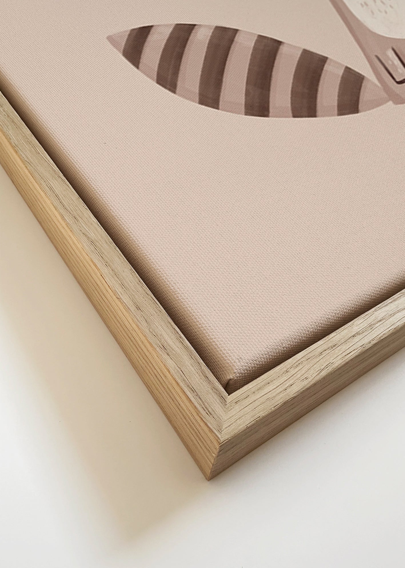 Barnposter: leende tvättbjörn på beige bakgrund