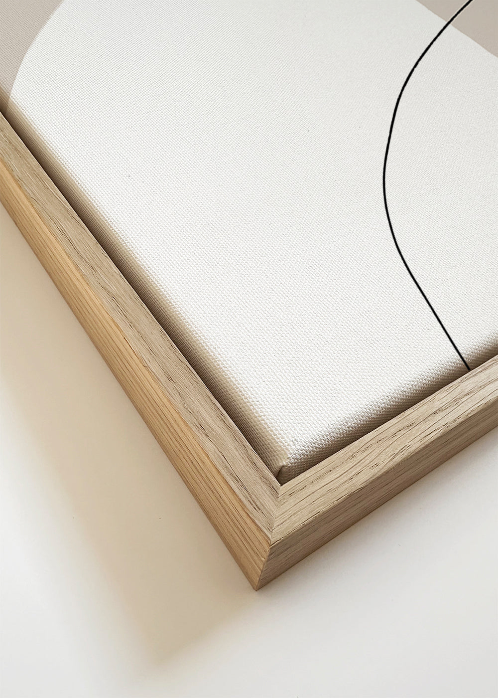 Minimalistisk design med organiska svarta och beige former