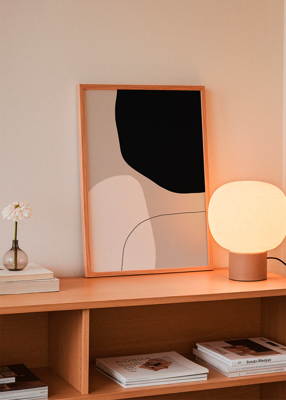 Minimalistisk design med organiska svarta och beige former
