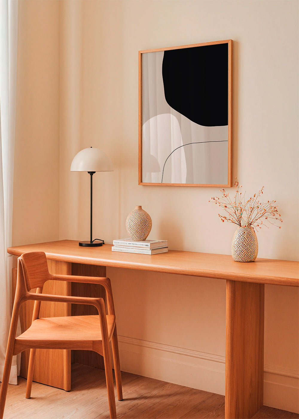 Minimalistisk design med organiska svarta och beige former
