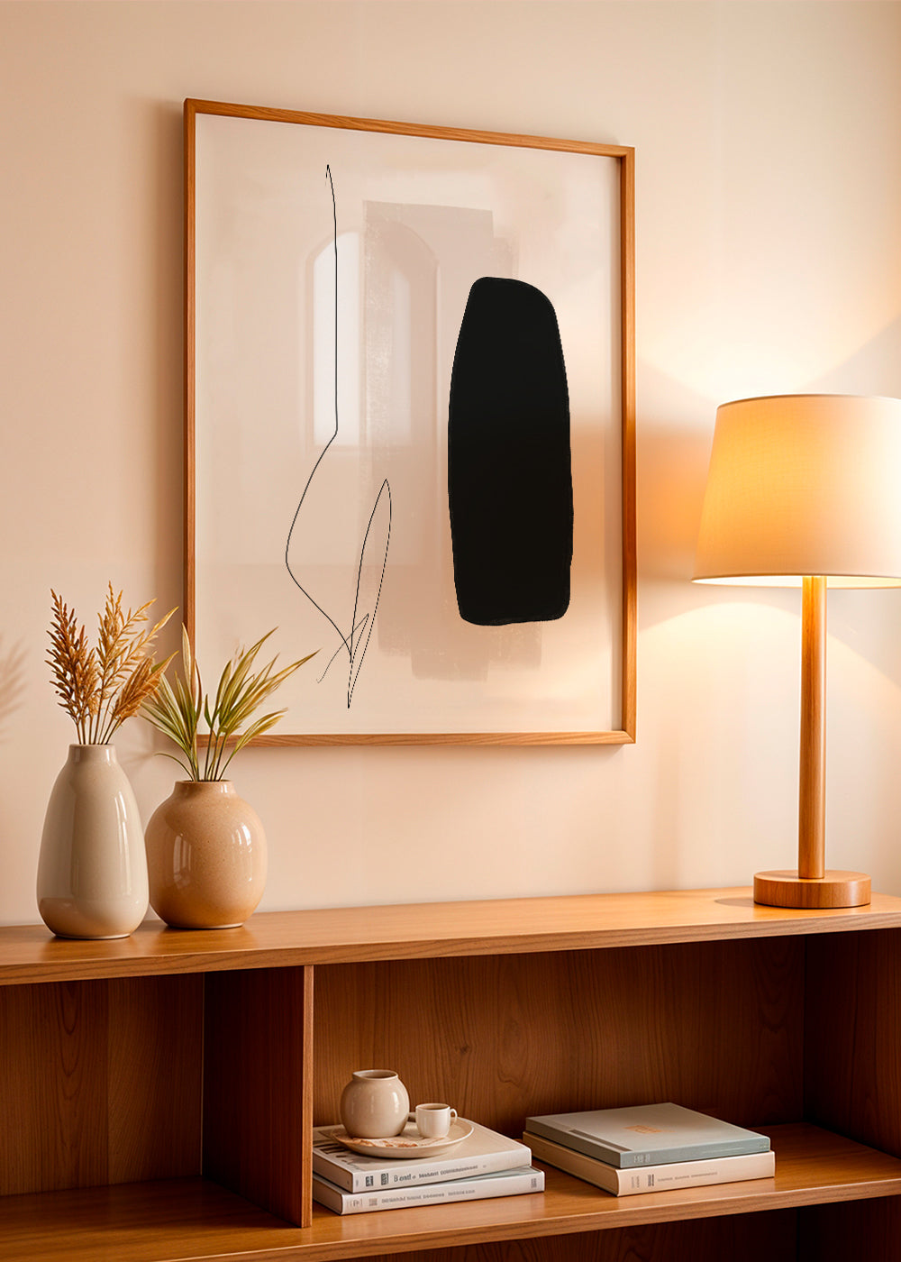 Minimalistisk konst med svart form och organisk linje