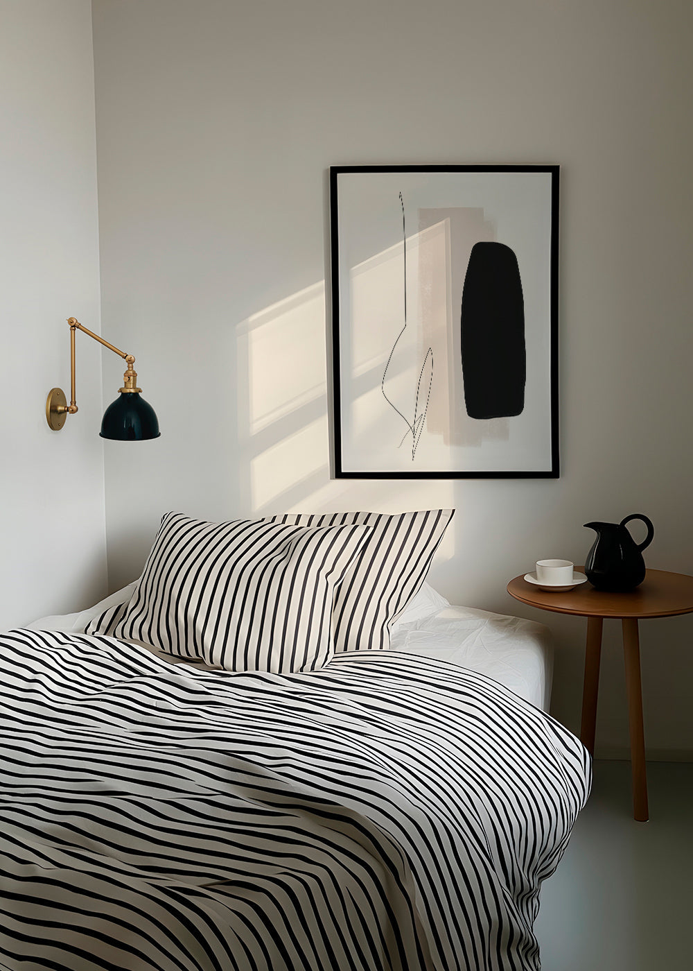 Minimalistisk konst med svart form och organisk linje