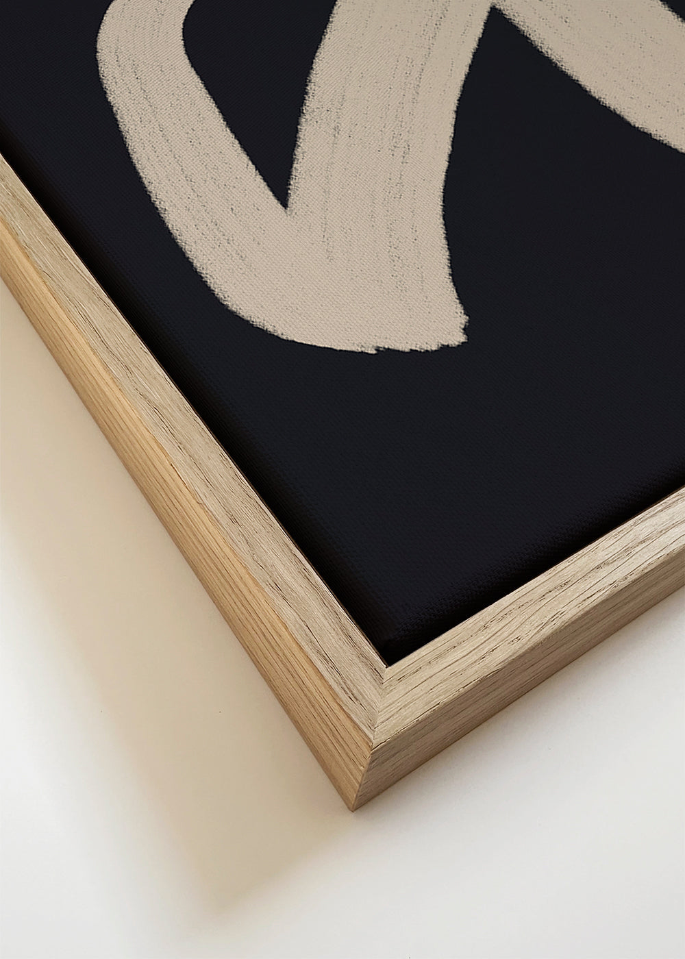 Abstrakt konst med beige penseldrag på mörk bakgrund
