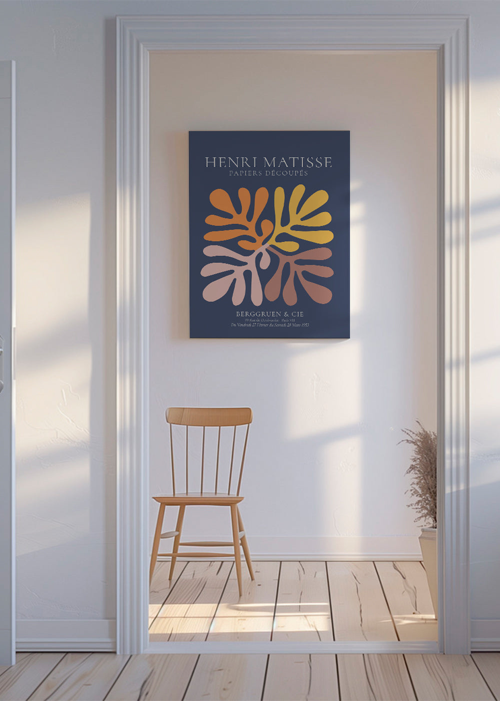 Abstrakt konst med botaniska utskärningar på marinblå bakgrund