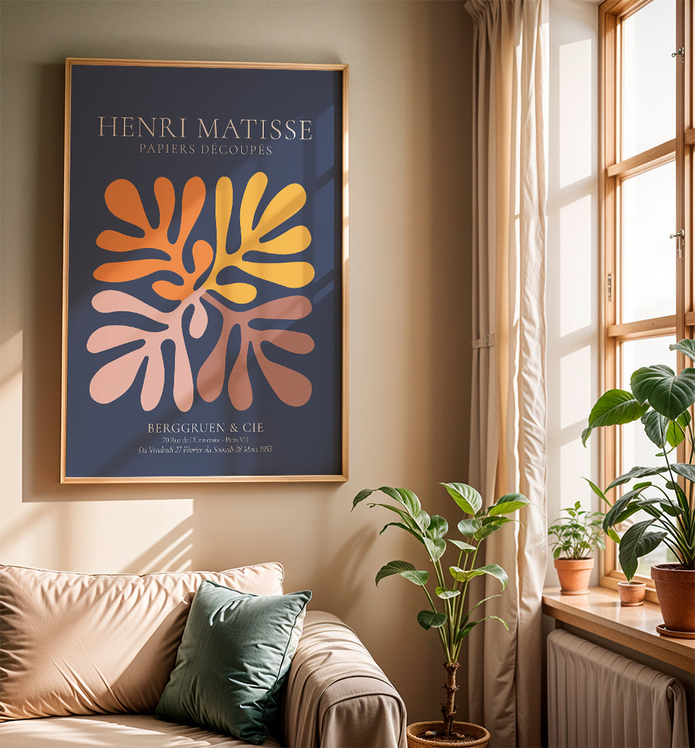 Abstrakt konst med botaniska utskärningar på marinblå bakgrund