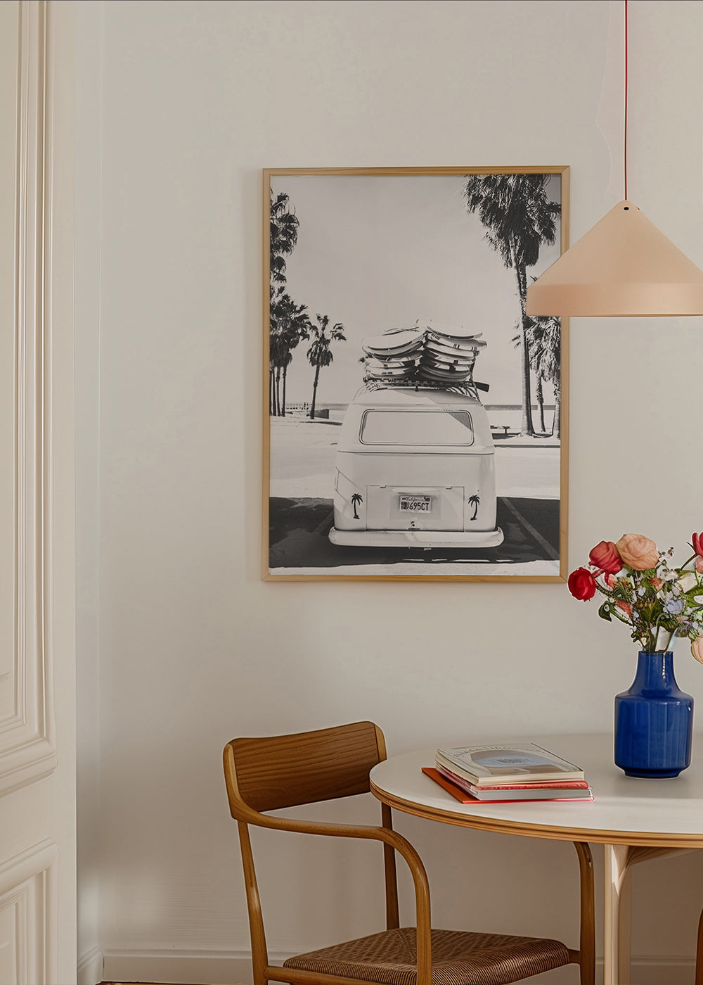 Svartvit tavla: vintage-van med surfbrädor