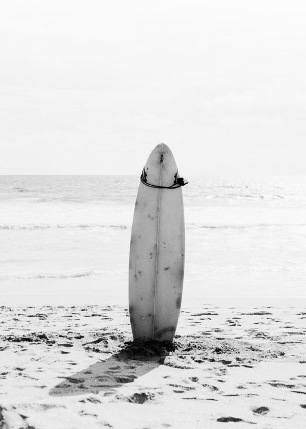 Sportkonst: surfbräda på stranden