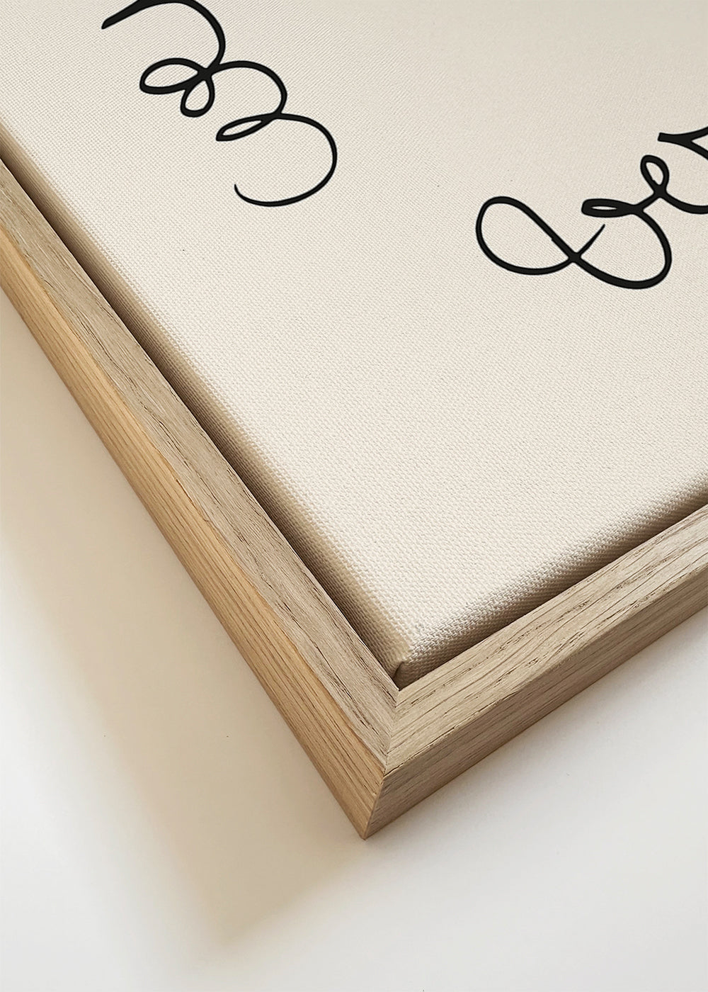 Röd hjärtillustration med böjd lettering