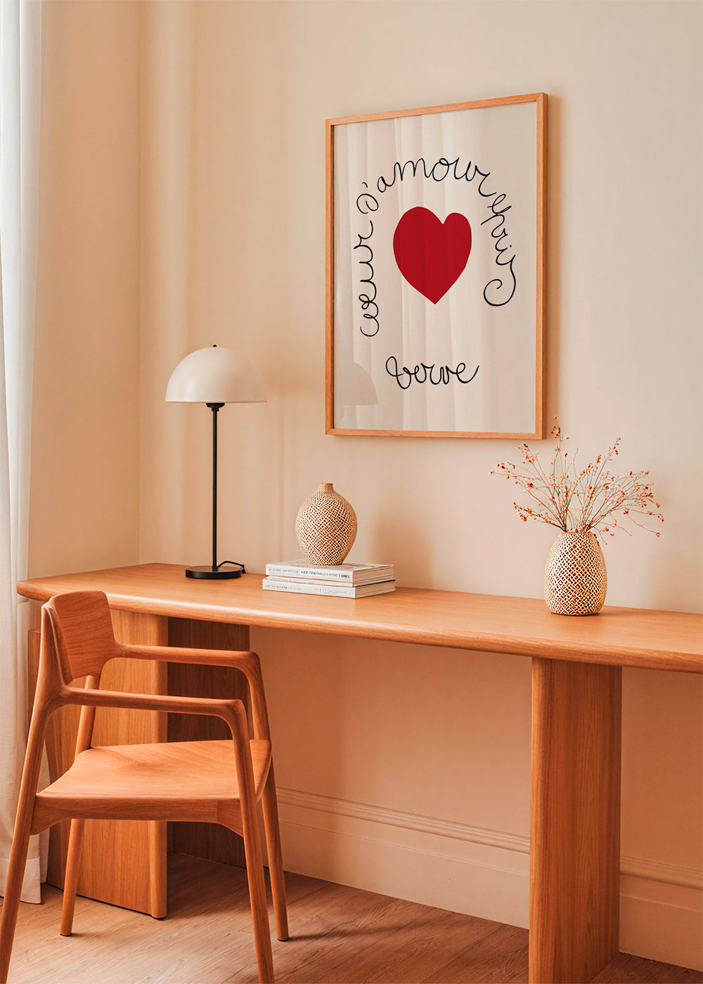 Röd hjärtillustration med böjd lettering