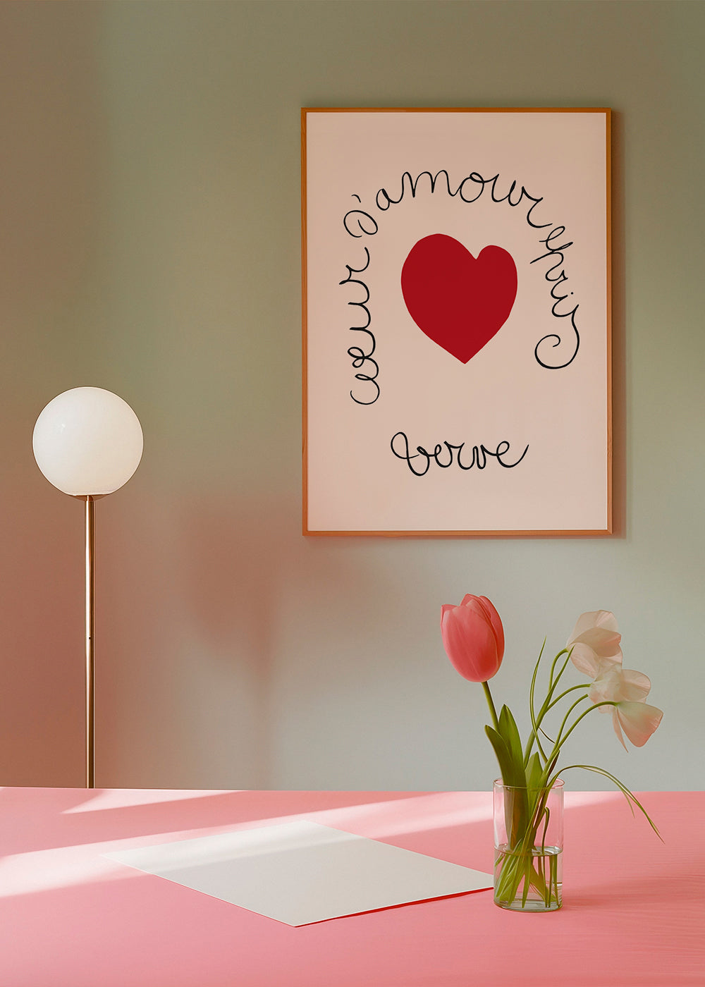 Röd hjärtillustration med böjd lettering