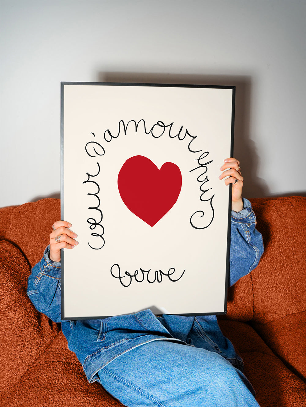 Röd hjärtillustration med böjd lettering