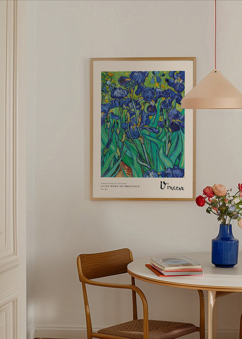 Botanisk poster: blå iris med uttrycksfull pensel