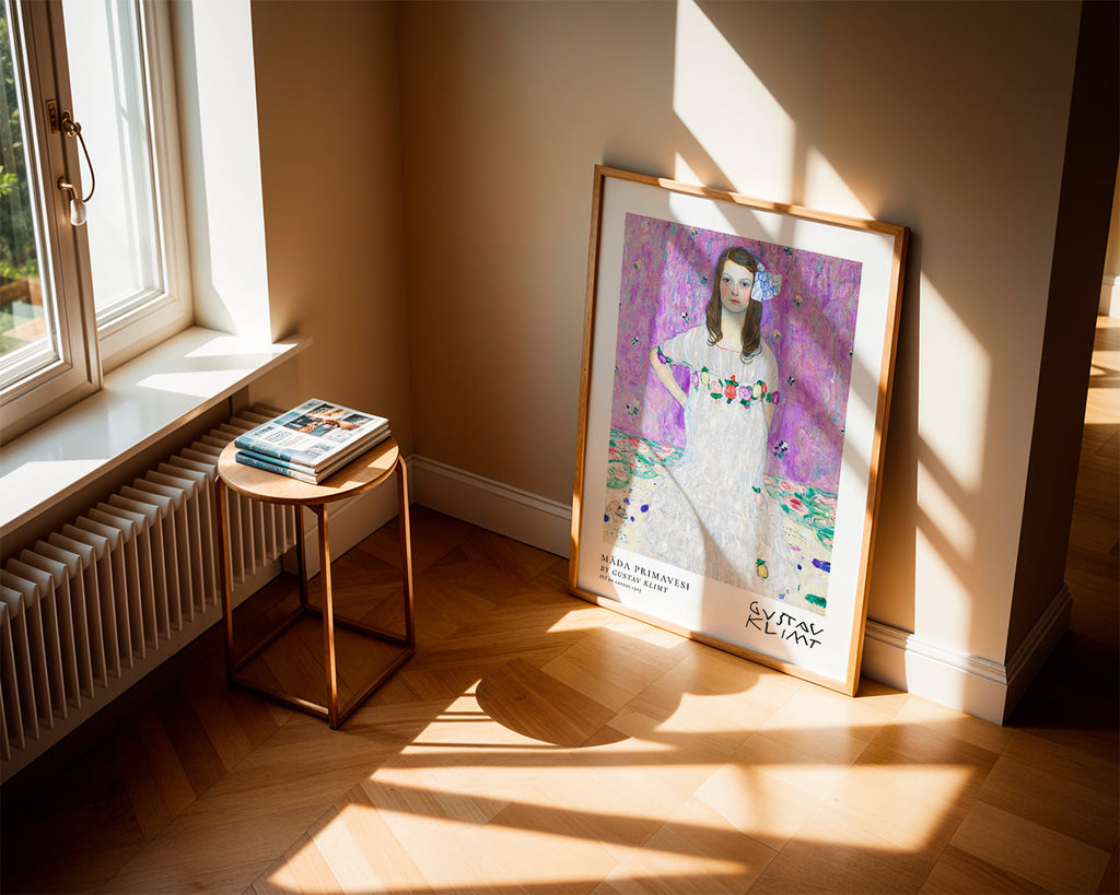 Illustration av flicka i vit klänning med blomkrans