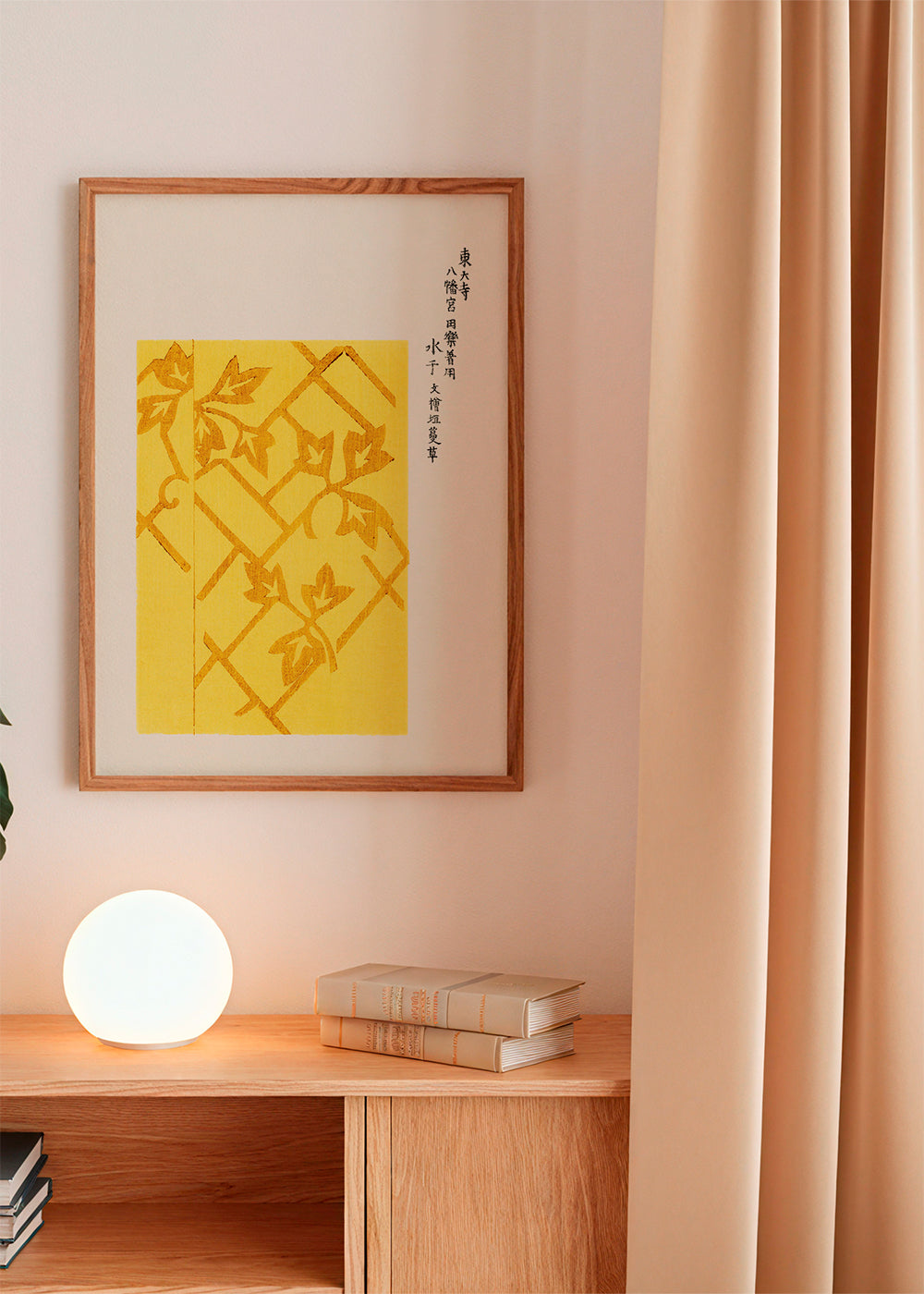 Botaniskt tryck i gult med galler