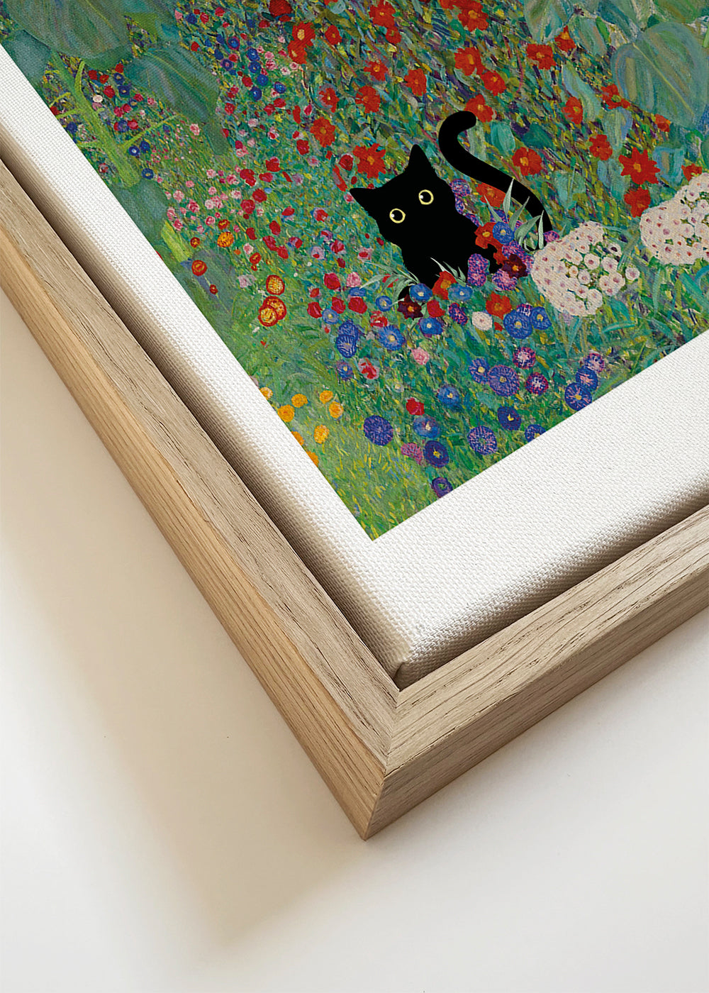 Katt i blomsterträdgård affisch
