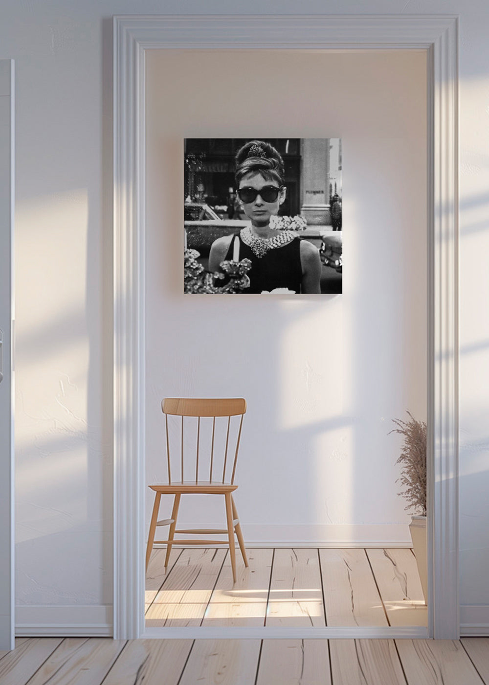 Svartvit fotografi av skådespelerska med pärlhalsband