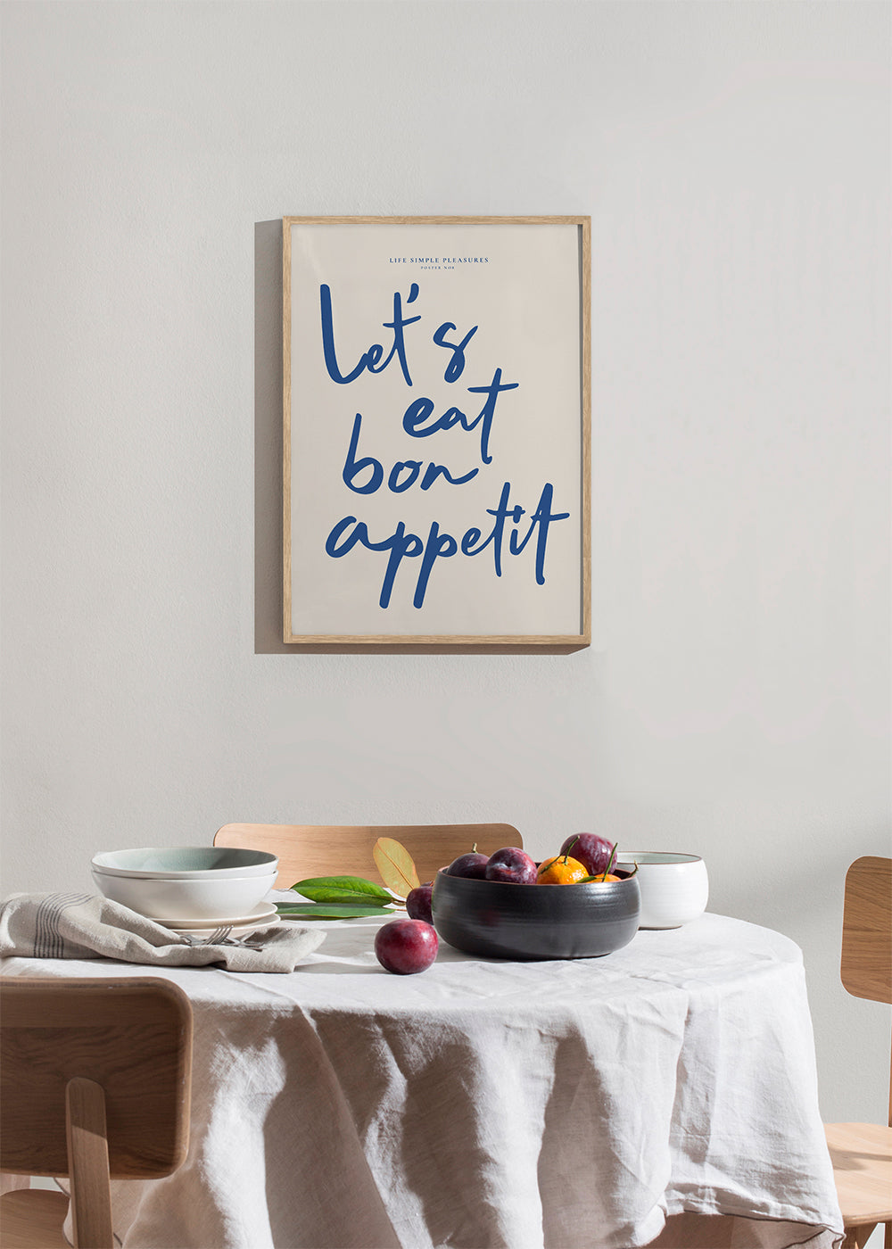 Kökskonst med djärv blå handstil