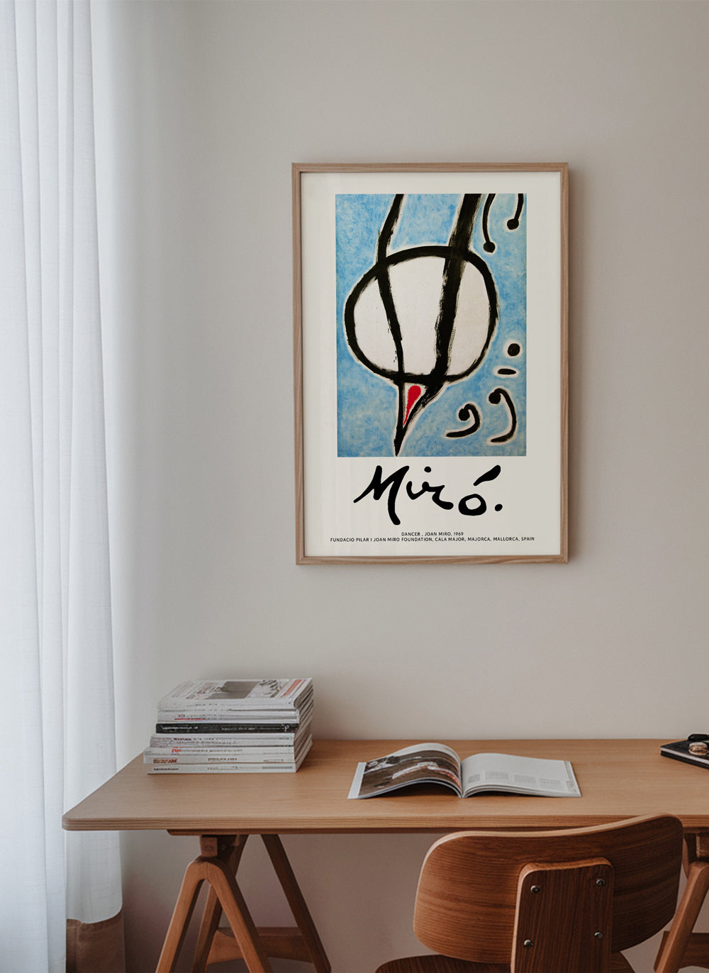 Abstrakt konst Miró, svart gest på blått
