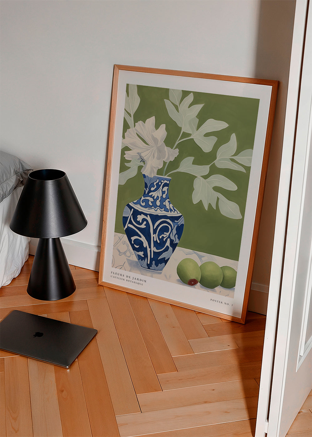 Botanisk poster med blå vas och gröna grenar