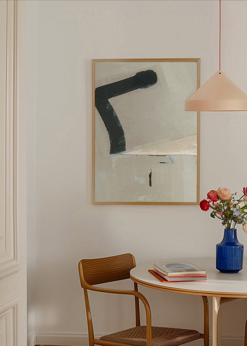 Abstrakt konst med svart penseldrag på beige