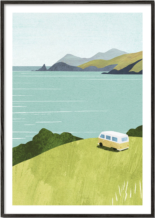 Landskapsbild med buss vid havet