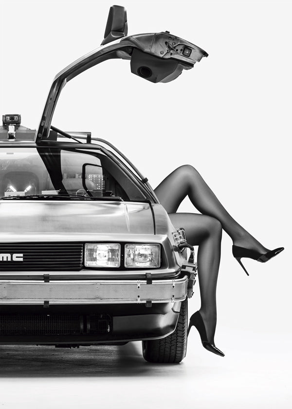 Svartvit konst: DeLorean med stiliserade ben