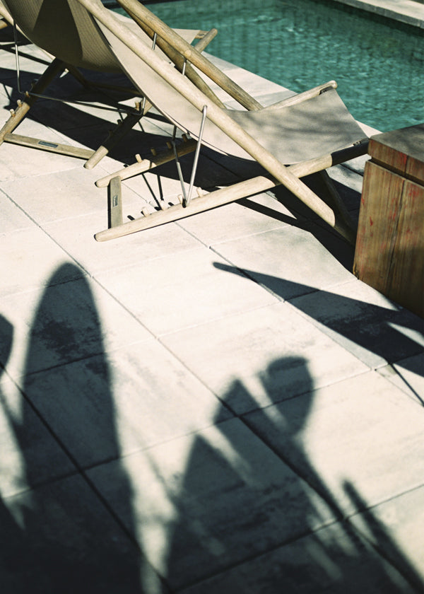 Poolfotografi med skulpturala skuggor