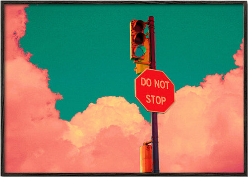 Pop-fotografi av skylten 'DO NOT STOP'