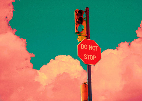 Pop-fotografi av skylten 'DO NOT STOP'