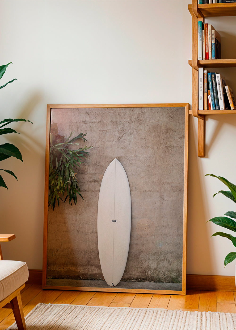 Sportkonst: surfbräda vertikalt mot texturerad vägg