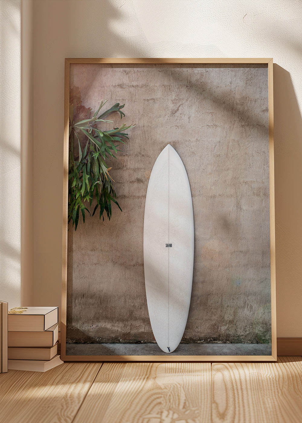 Sportkonst: surfbräda vertikalt mot texturerad vägg