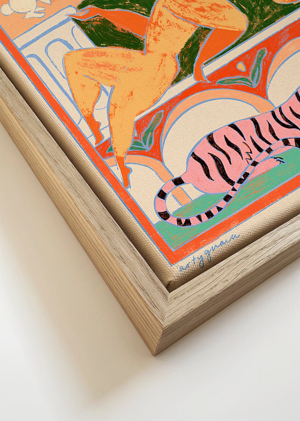 Illustration: rosa tiger med lekfulla kaniner